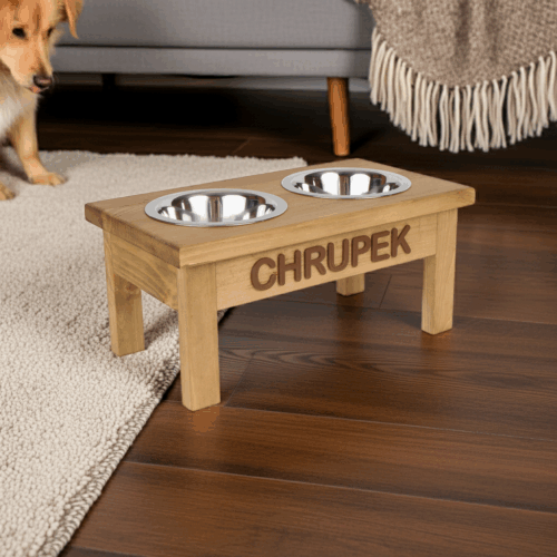 miski dla psa na stojaku z imieniem.